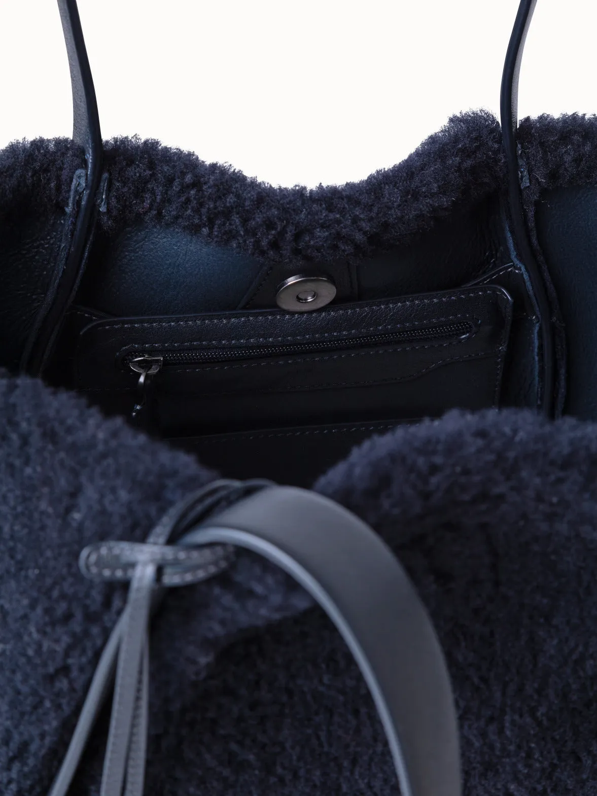 Small Alex Schultertasche aus Shearling